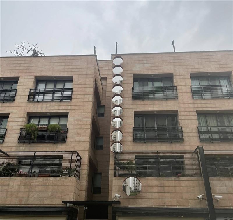 台南中西區一棟4層樓透天厝外牆掛起「10個凸面鏡」，疑似要化解「壁刀煞」。(圖／翻攝自路上觀察學院）