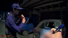 花蓮光復鄉日前發生一起糾紛毀損案，一名王姓現役軍人（21歲）陪林姓女友為其母慶生，酒後與女友的哥哥發生口角、肢體衝突，王男情緒激動徒手砸破其它民眾的擋風玻璃，事後遭對方提告，王男因遲遲未到案說明，警方2日持拘票進入營區將他逮捕到案。（圖／翻攝畫面）