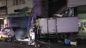 苗栗頭份深夜驚魂！貨車失控猛撞3車2民宅　駕駛受困：連假加班體力透支（圖／翻攝畫面）