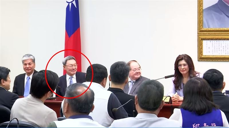 提出「九二共識」的國安會前祕書長蘇起（圖片紅圈處），也在這次國民黨主席鄭麗文赴中國的訪問團當中。（圖／翻攝畫面）