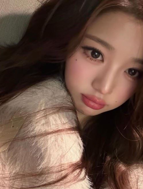 張員瑛（圖）本身已具備高辨識度的五官條件，包括飽滿唇形、立體輪廓與均衡比例，長期以來都是其魅力來源之一，因此不少人認為無需過度修圖改變原有特色。（圖／翻攝自張員瑛IG）