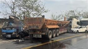 南投竹山恐怖車禍！小貨車遭夾擊「4大車撞成團」駕駛受困無心跳（圖／翻攝自記者爆料網）