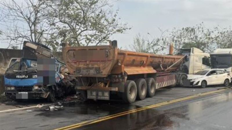 新／南投小貨車遭夾擊！駕駛受困無心跳