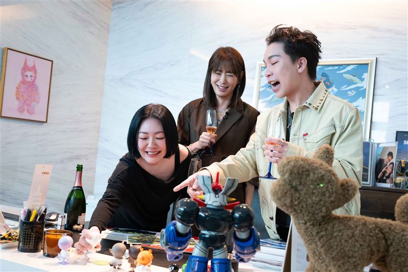 賈永婕(中)遭老公控訴「嚴重自戀、大頭症」。（圖／東森提供）