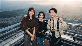 賈永婕(左起)與小S、派翠克登高空觀景台。（圖／東森提供）
