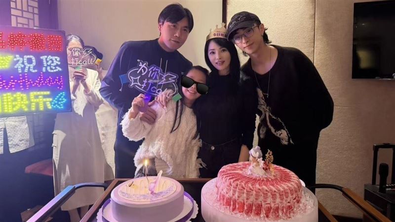 伊能靜曾與庾澄慶結婚，兩人育有一子庾恩利，之後於2015年再婚嫁給秦昊，婚後迎來女兒「米粒」，家庭生活備受關注。（圖／翻攝自伊能靜小紅書）