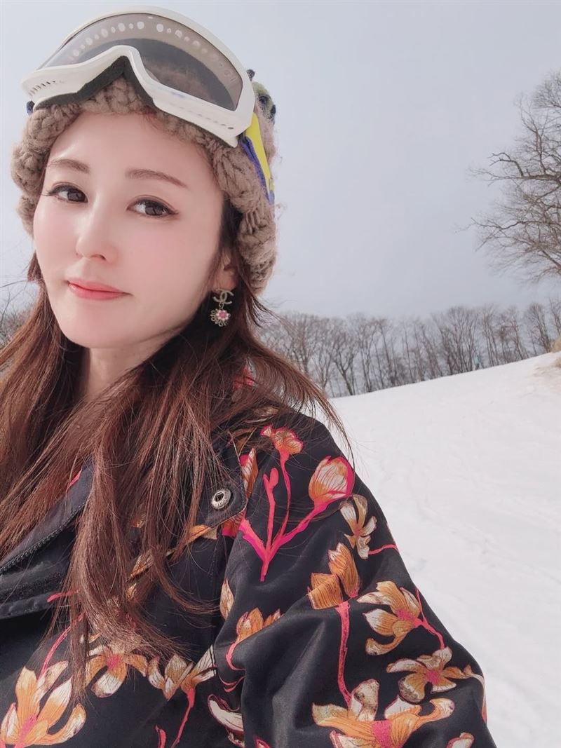 麻衣日前與兒子前往輕井澤滑雪。（圖／翻攝自麻衣IG）