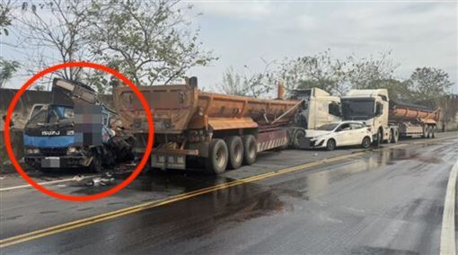 首當其衝的小貨車頭整個凹陷。（圖／翻攝自記者爆料網）