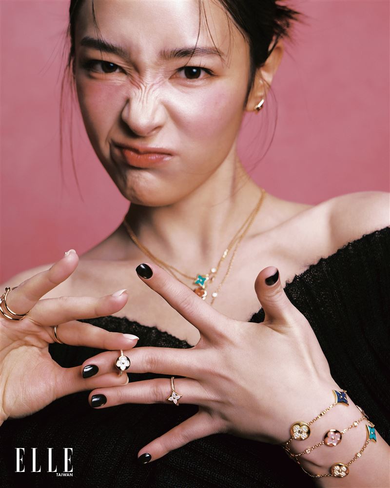 經過時間的沉澱，王淨表示自己找回了愛演戲的初衷，也意識到討好別人不如做回自己。（圖／《ELLE》國際中文版雜誌提供）