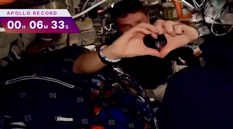 NASA太空人繞月催淚!以亡妻命名新隕石坑