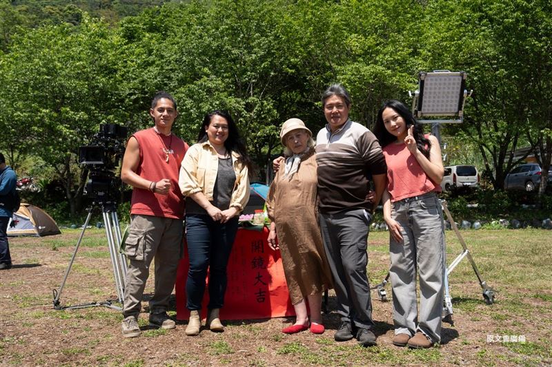 （左起）Tlow Hayung曾少東、導演Laha Mebow陳潔瑤、Kagaw Piling林詹珍妹、Wilang Lalin洪金輝、Amuyi呂薔參與《Sali Maku山上搖滾區》演出。（圖／原文會提供）