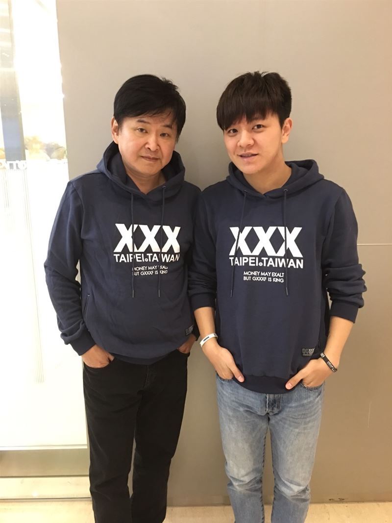 高雄流行音樂中心回應表示，已取得賀一航遺孀同意授權使用肖像，並強調感謝家屬支持。（圖／翻攝自小賀(曾治豪)IG）