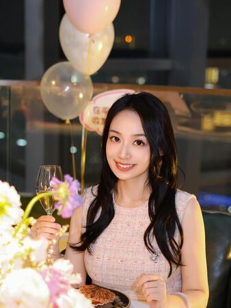 黃舒駿小24歲的老婆張菁芳是網友關注焦點。(圖/翻攝自臉書)