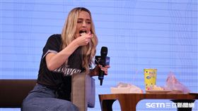 「費嫂」（Hanna Fairchild）在歐告見面會品嚐小龍包。（圖／記者劉彥池攝影）