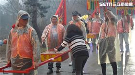 （繞境隊伍經過民眾上前參拜／寶島神很大提供）