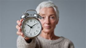 熱潮紅、盜汗是進入更年期？「4招」察覺方式，營養師揭「5大」緩解對策。（圖／醫健新聞網提供） 