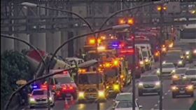 一輛水泥預拌車失控追撞1輛小貨車、3台小客車後翻覆。（圖／翻攝畫面）