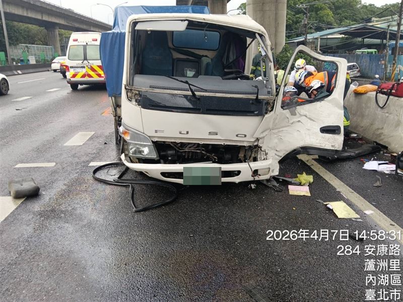 警消人員到場搶救小貨車駕駛。（圖／翻攝畫面）