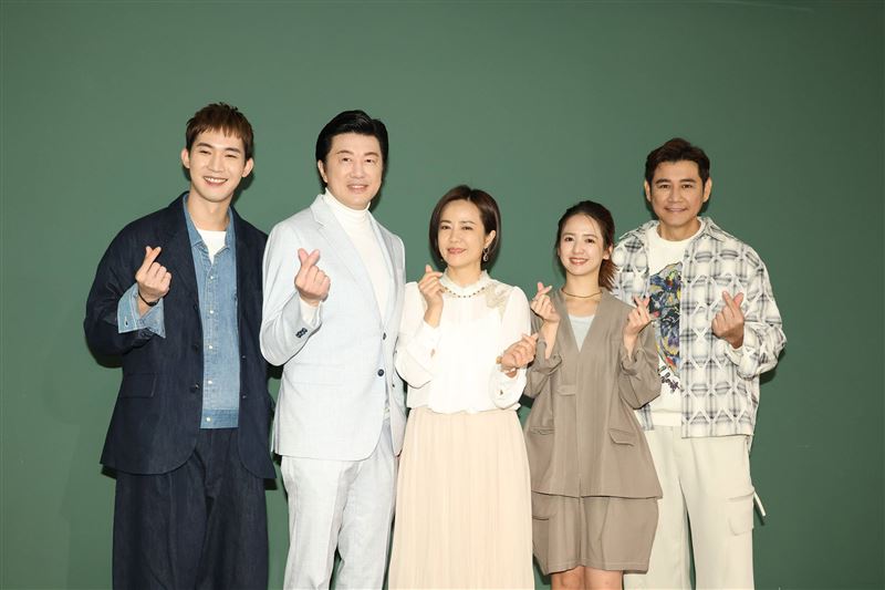 （左起）楊鎮、吳皓昇、陳仙梅、臧芮軒、陳熙鋒出席《臥龍好歲月》媒體茶敘。（圖／記者鄭孟晃攝影）