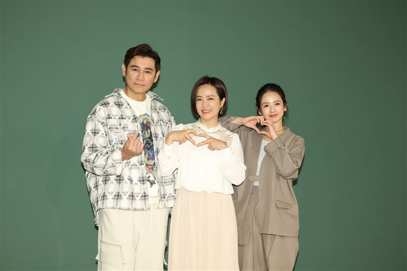 陳仙梅（中）在忠孝東路一帶擺攤賣飾品被認出。（圖／記者鄭孟晃攝影）