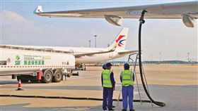 受到美伊戰爭引爆的史上最大規模石油斷供影響，亞洲地區掀起航空減班潮。（圖／翻攝自X平台 @XNewsUncensored）