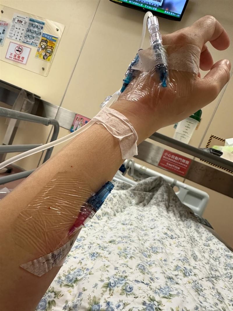 鄭艷麗吊點滴模樣曝光。（圖／翻攝自鄭艷麗IG）