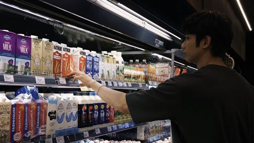 劉以豪零偽裝超市　1動作精壯身材藏不住