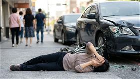 台中女車禍「裝瞎」爽領450萬，保險公司2招讓她現形。（AI示意圖） 