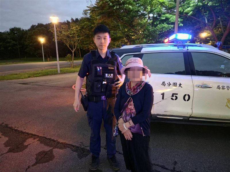 員警安撫老婦情緒後，立即載送老婦返回崙坪文化地景園區。（圖／桃園電子報提供）