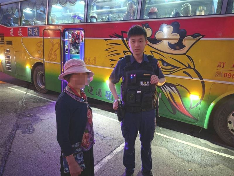 大園警分局於當日晚間18時許獲報後立即動員，不到半小時就在市區街頭尋獲老婦，成功化解一場連假失蹤驚魂記。（圖／桃園電子報提供）