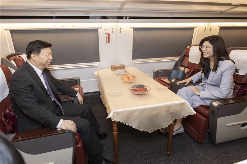 鄭麗文抵達上海後，隨即將乘坐高鐵轉往南京，與宋濤面對面而坐，兩人聊天。（圖／國民黨提供）