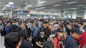 濃霧持續影響金門交通　旅客待疏運金門6日受濃霧影響清明收假航班，金門航空站7日上午湧入許多民眾等待候補返回台灣。中央社記者吳玟嶸攝　115年4月7日