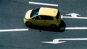 駕駛臨時停車應使用方向燈，誤用雙黃燈恐違規受罰。（示意圖／PIXABAY）