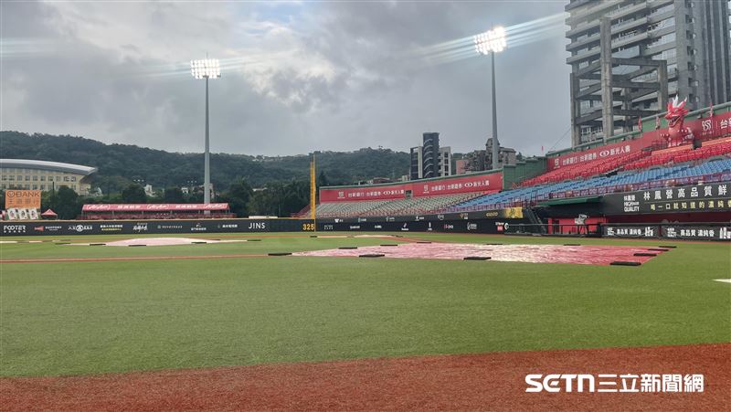 天母棒球場龍猿之戰確定延賽。（圖／記者戴以柔攝影）