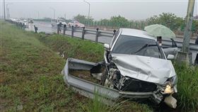 天雨路滑釀禍！國道6草屯段2車追撞　轎車撞破護欄衝下邊坡「車頭全毀」（圖／翻攝畫面）