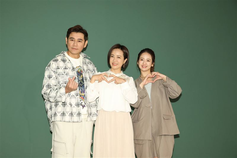 （左起）陳熙鋒、陳仙梅、臧芮軒出席《臥龍好歲月》媒體茶敘。（圖／記者鄭孟晃攝影）