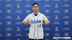 中職37年例行賽，「野獸」林志傑受邀開球卻因雨延賽。（圖／記者劉彥池攝影）