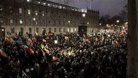 伊朗全國性抗議越演越烈，民眾不畏政府血腥鎮壓，每夜都有大量人群湧上街頭。（圖／翻攝自X平台 @Inevitablewest）