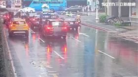 北市徐男駕駛多元計程車誤踩油門撞翻停等紅燈5輛機車。（圖／翻攝畫面）
