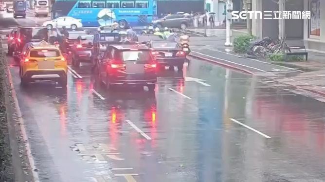 多元計程車突暴衝 連撞5機車騎士全噴飛