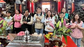 苗栗縣縣長參選人陳品安與南投縣縣長參選人温世政，日前共同前往白沙屯拱天宮參香祈福，為中台灣祈願平安順遂，展現跨縣市交流與合作的象徵意義。