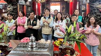 陳品安温世政跨縣市祈福「粉紅超跑」再臨