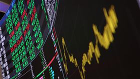 中東局勢多變　台股跌532點台股12日電子及塑膠、電纜、玻璃、汽車等傳統產業股走弱，指數開低震盪，終場下跌532.33點，收在33581.86點，成交值新台幣7548.4億元。中央社記者張新偉攝　115年3月12日