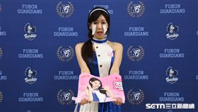 Fubon Angels韓籍成員李雅英搞笑和自己的應援巾合影。（圖／記者劉彥池攝影）