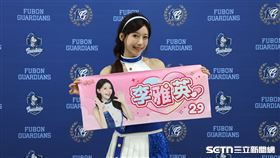 Fubon Angels韓籍成員李雅英和自己的應援巾合影。（圖／記者劉彥池攝影）