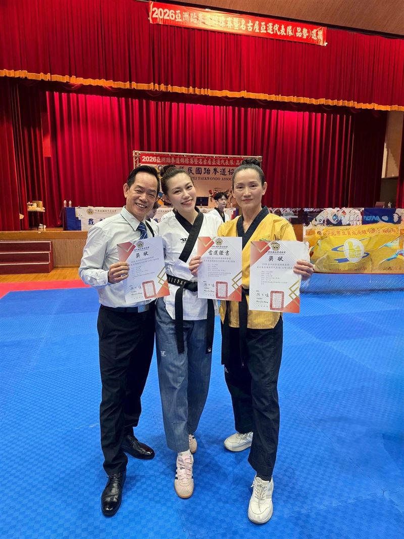 芷儀的媽媽是跆拳道名將邱慧文（右），在選拔賽中順利取得國家代表隊資格。（圖／芷儀提供）