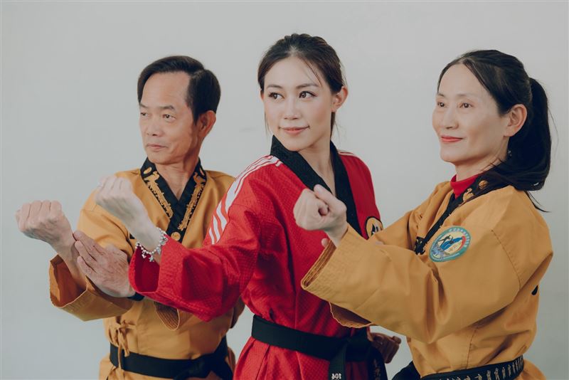 芷儀出身跆拳道世家，父親李聰滿（左）、母親邱慧文（右）都是台灣奪牌好手。（圖／芷儀提供）
