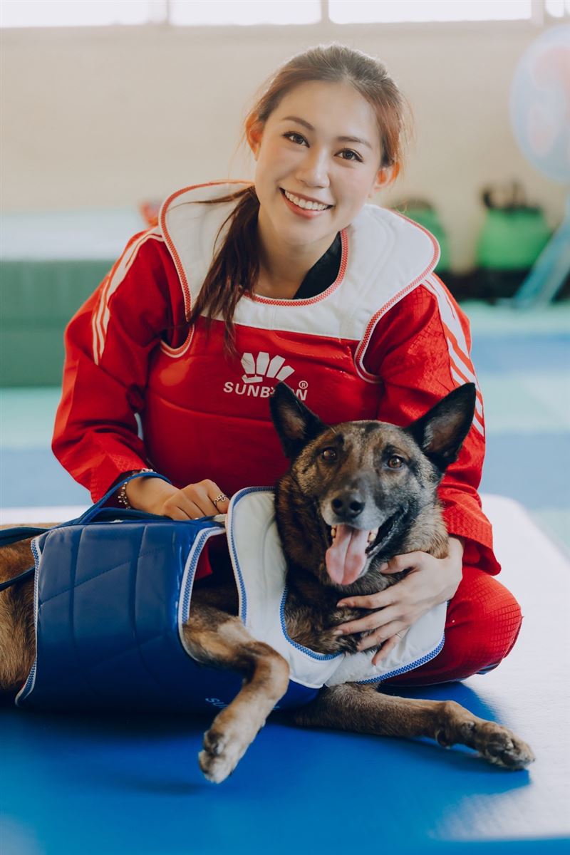 芷儀在道館練習時，愛犬也會陪練，還幫牠準備專屬護具，超可愛。（圖／芷儀提供）