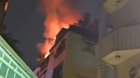 烈焰染橘夜空!民宅「頂加狂燒」9人急逃
