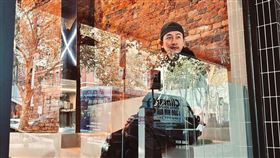 Darren邱凱偉去年為澳洲珍珠奶茶店操刀視覺設計。（翻攝自邱凱偉臉書）